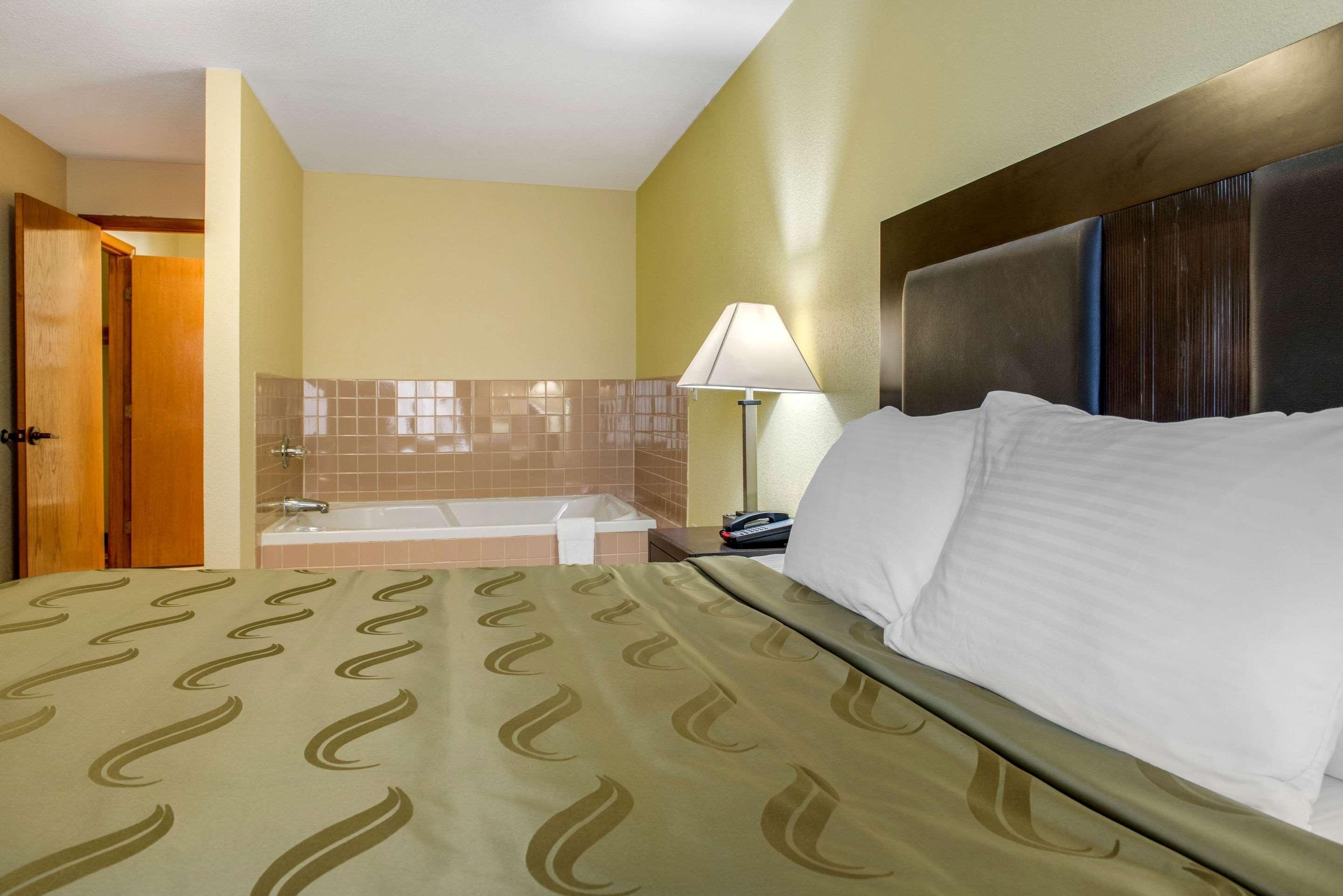 Quality Inn Bloomington Near University Exterior photo