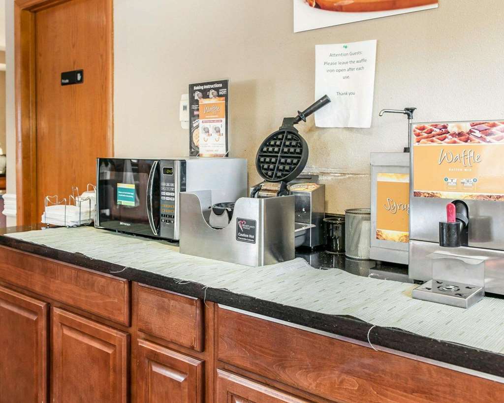 Quality Inn Bloomington Near University Restaurant photo